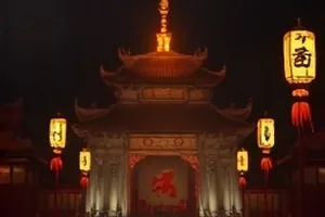 《逆风的信笺》剧照：被风吹起的信纸与书桌